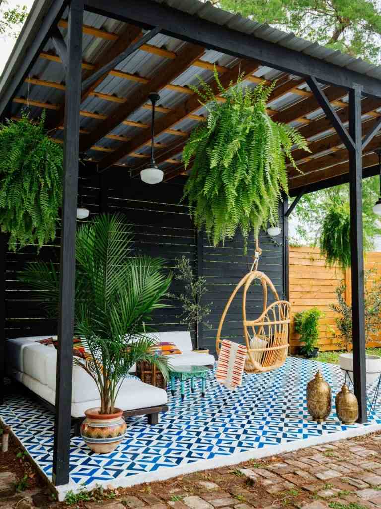 Kombination aus skandinavischen Terrassenmöbeln und marokkanischen Elementen