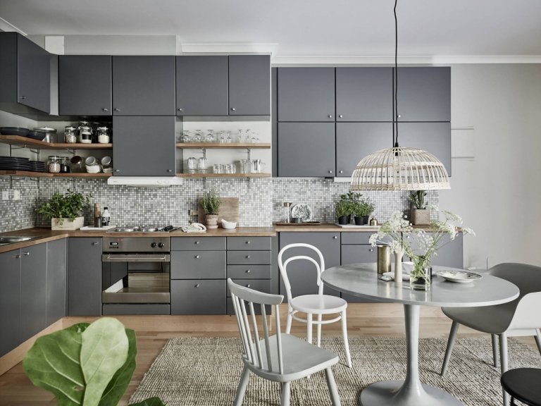 skandinavische Küche einrichten Holzstuhl grau Kücheneinrichtung Mosaik Fliesen