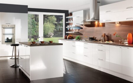 skandinavische Küche einrichten Ideen weiße Küche Küchenrückenwand