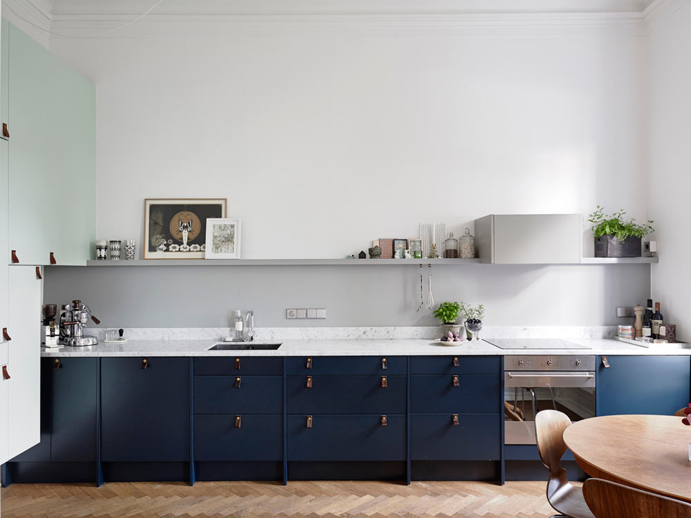 Küche skandinavischer Stil einrichten dunkelblau Küchenschrank Holztisch Holzboden