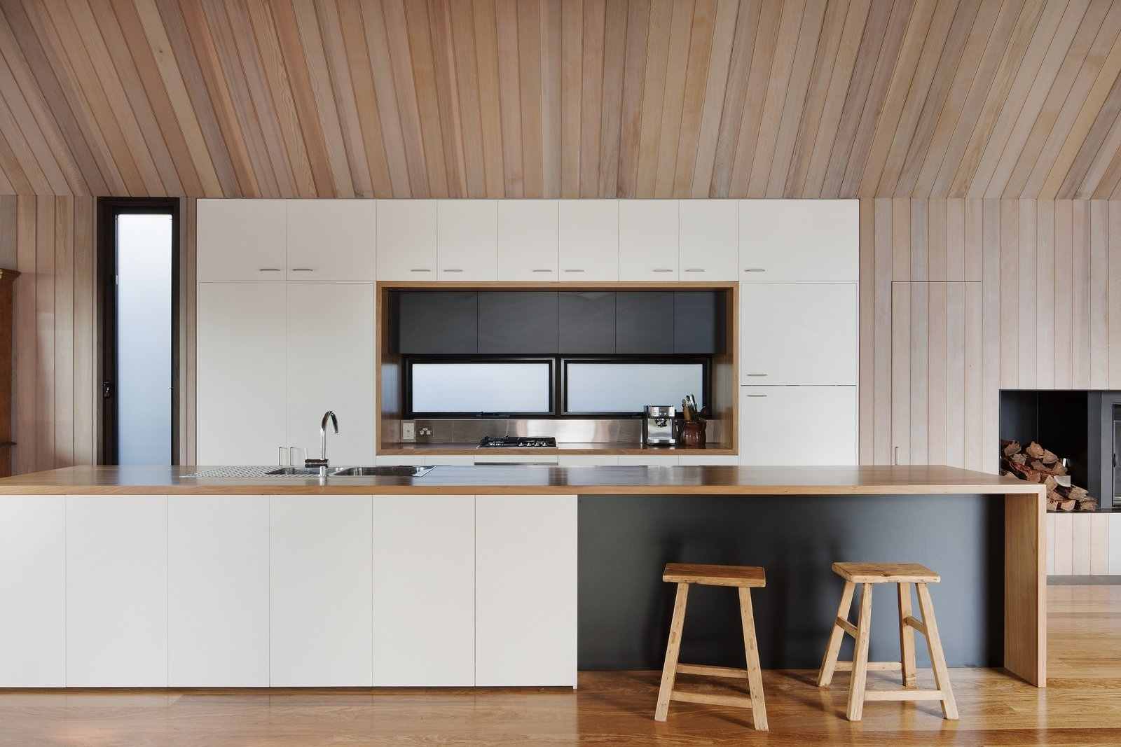 Küche skandinavischer Stil einrichten minimalistisch Holzwand