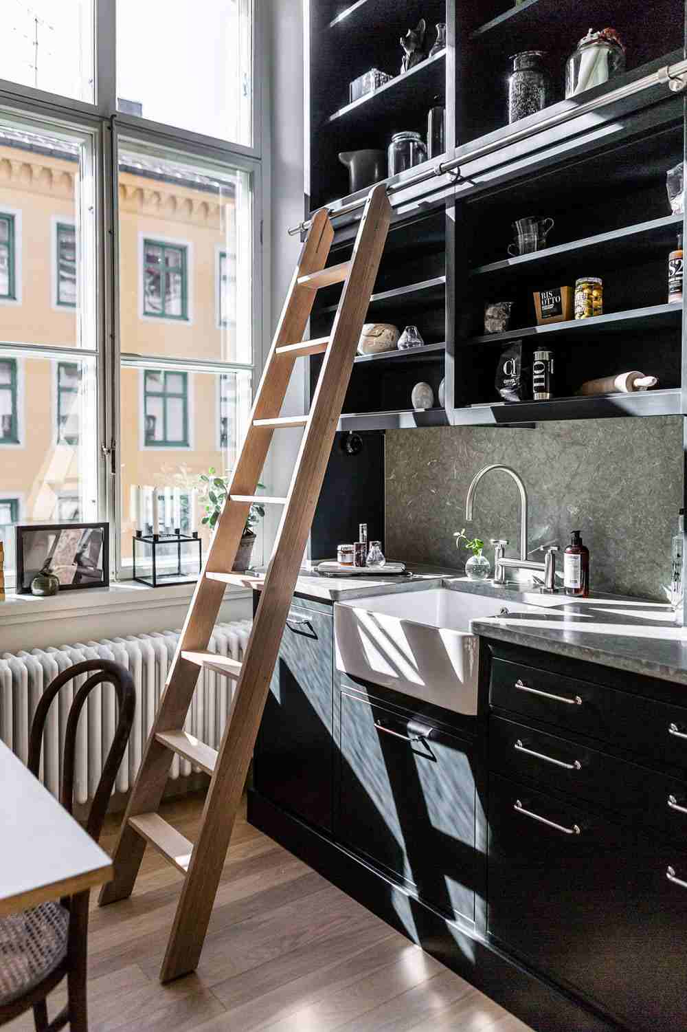 skandinavische Küche modern einrichten schwarz Holztisch Küchenschrank