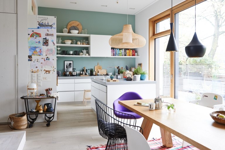Küche skandinavischer Stil modern einrichten Holztich Lampen Design