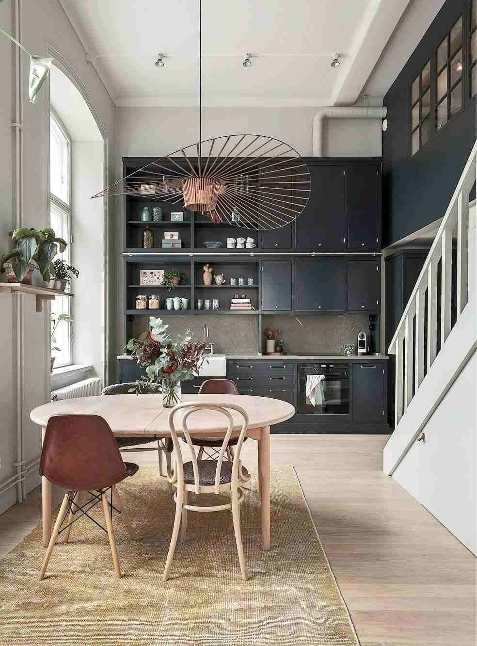 skandinavischer Wohnstil Küche schwarz Bauernhaus Stil modern Holztisch Dekoideen