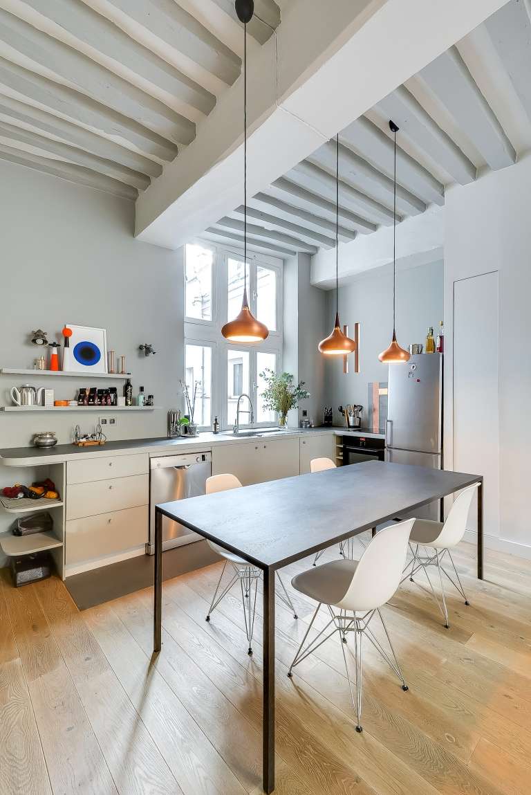 skandinavische Landhausküche einrichten Design Bauernhaus Stil modern kupfer Leuchten