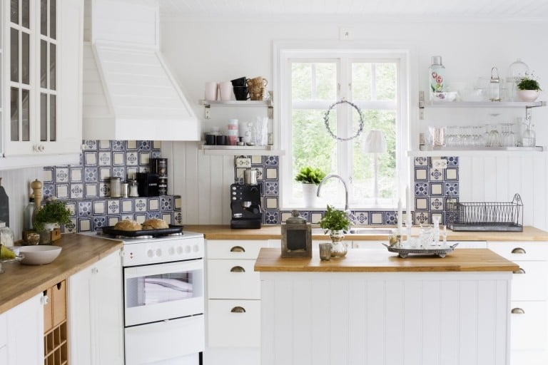 skandinavischer Wohnstil Küche einrichten weiss Holz Kücheninsel Küche Dekoideen