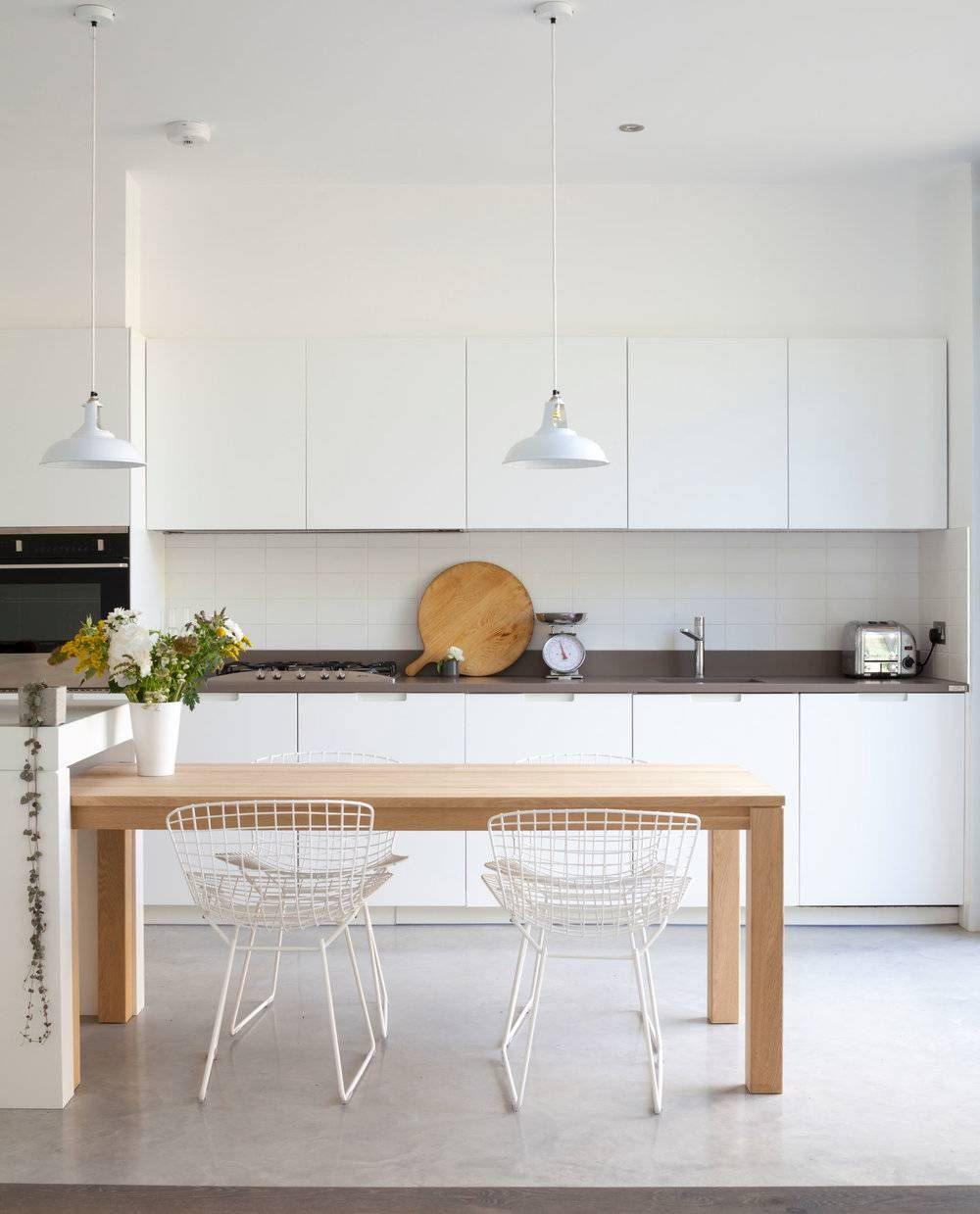 Küche skandinavischer Stil weisse Farbe Holztisch Wohnung minimalistisch einrichten