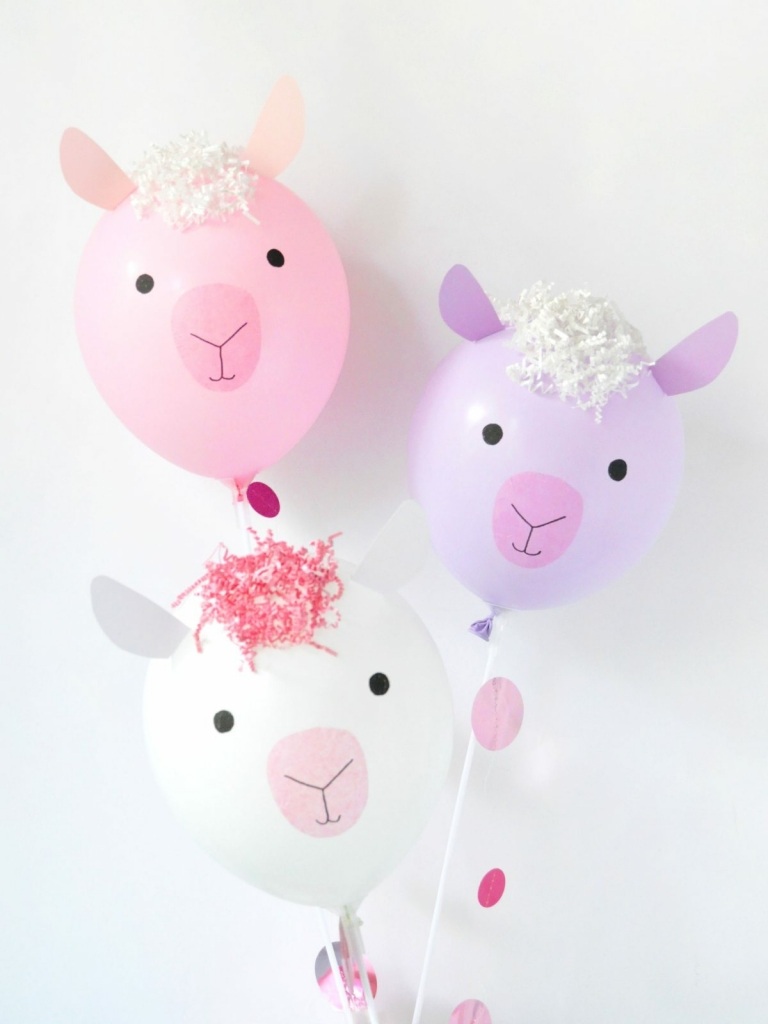 Lamas aus Luftballons selber machen mit Papier und Dekogras