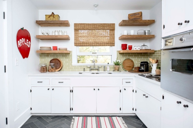 Landhaus Stil Küche skandinavisch einrichten Holzregal Teppich mosaik Fliesen Wohntrends
