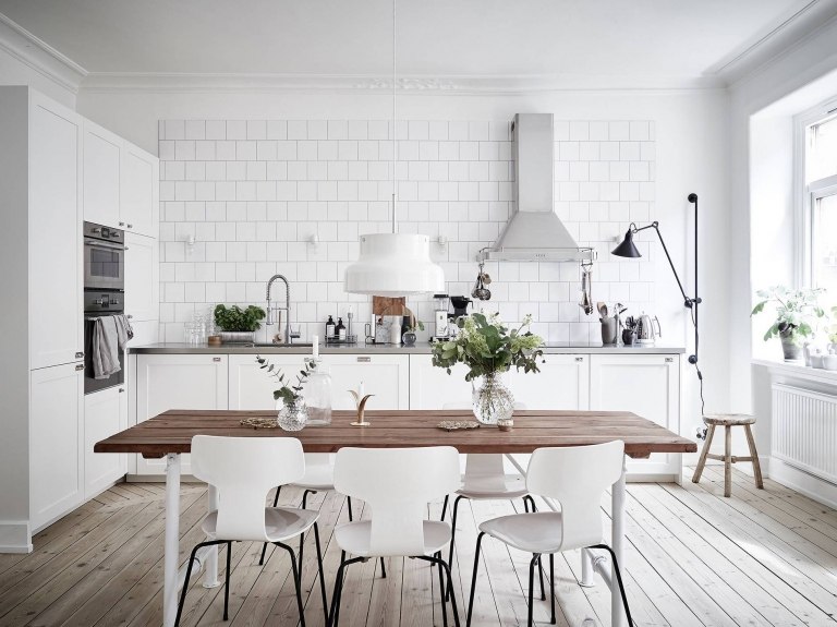 LandhausKüche skandinavischer Stil Holztisch Wandfliesen Wohnung einrichten Ideen