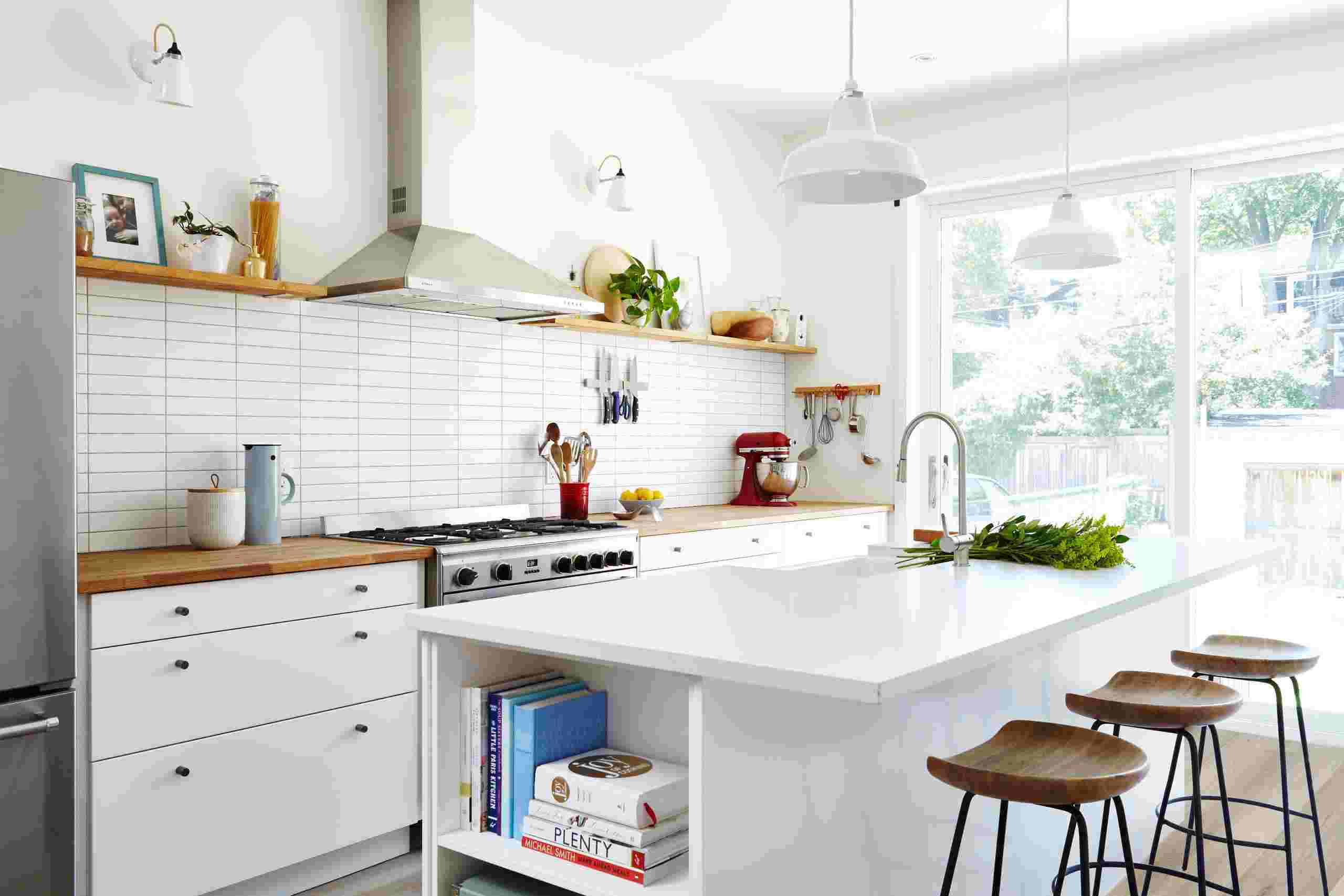 Landhausküche skandinavisch einrichten Kücheninsel weiss Wandfliesen Mosaik Küche Dekoideen