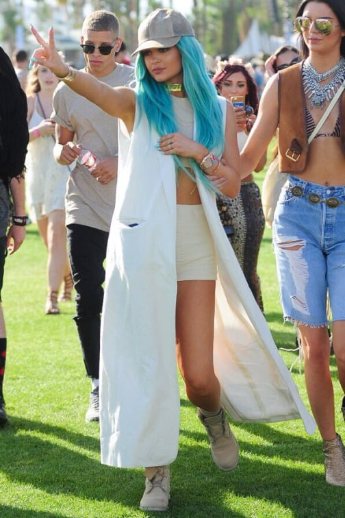 Lange Weste kombinieren Shorts Crop Top Outfit Kylie Jenner Coachella 2015