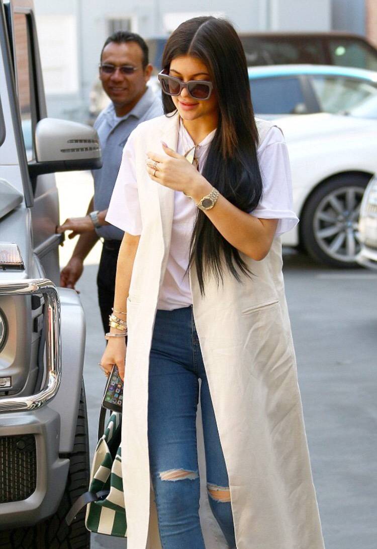 Lange weisse Weste kombiniren Kylie Jenner Outfits skinny Jeans Modetrends