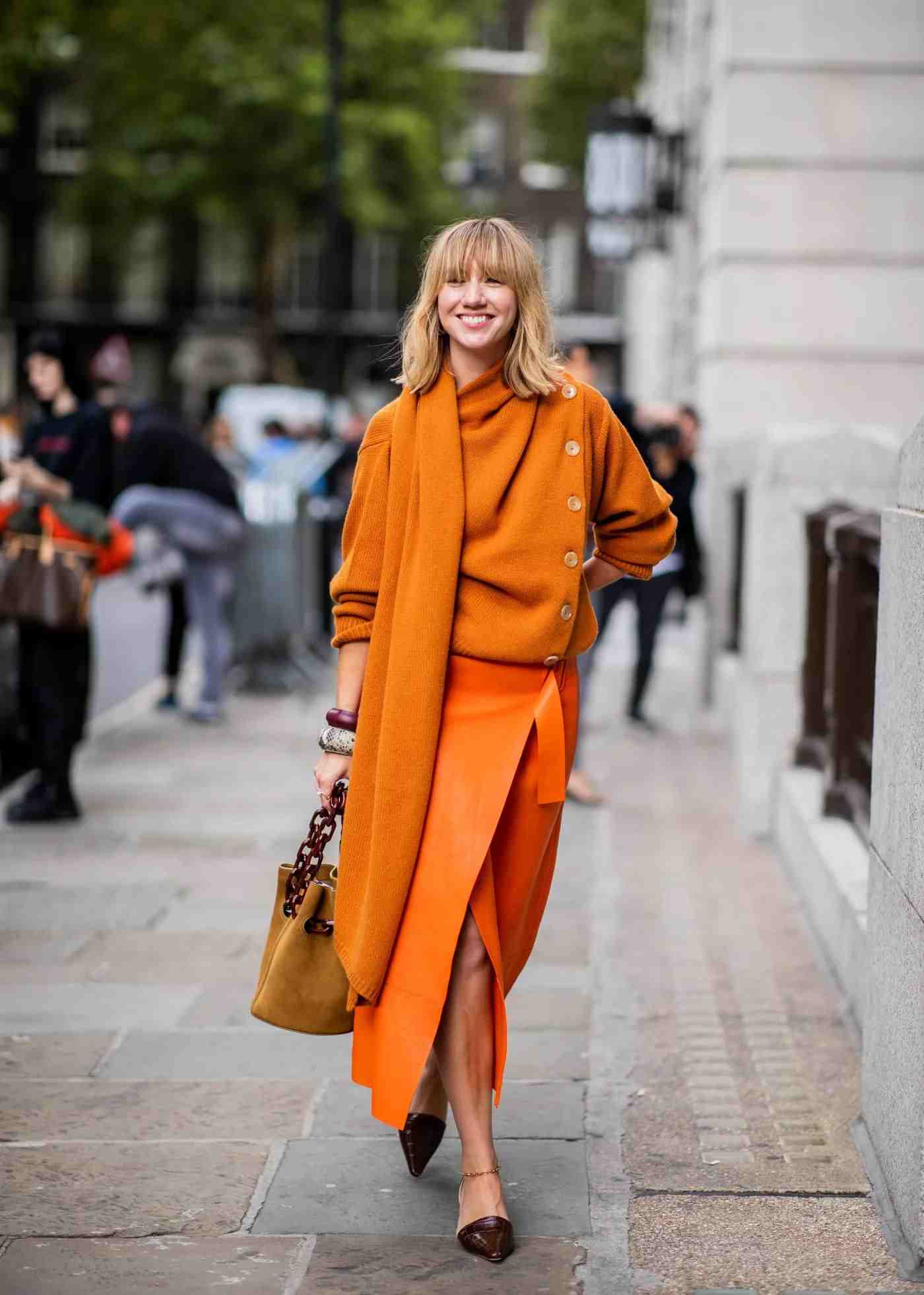 Lederrock Orange Strickpullover Neon Trend Farben Wildleder Handtasche Outfit Winter