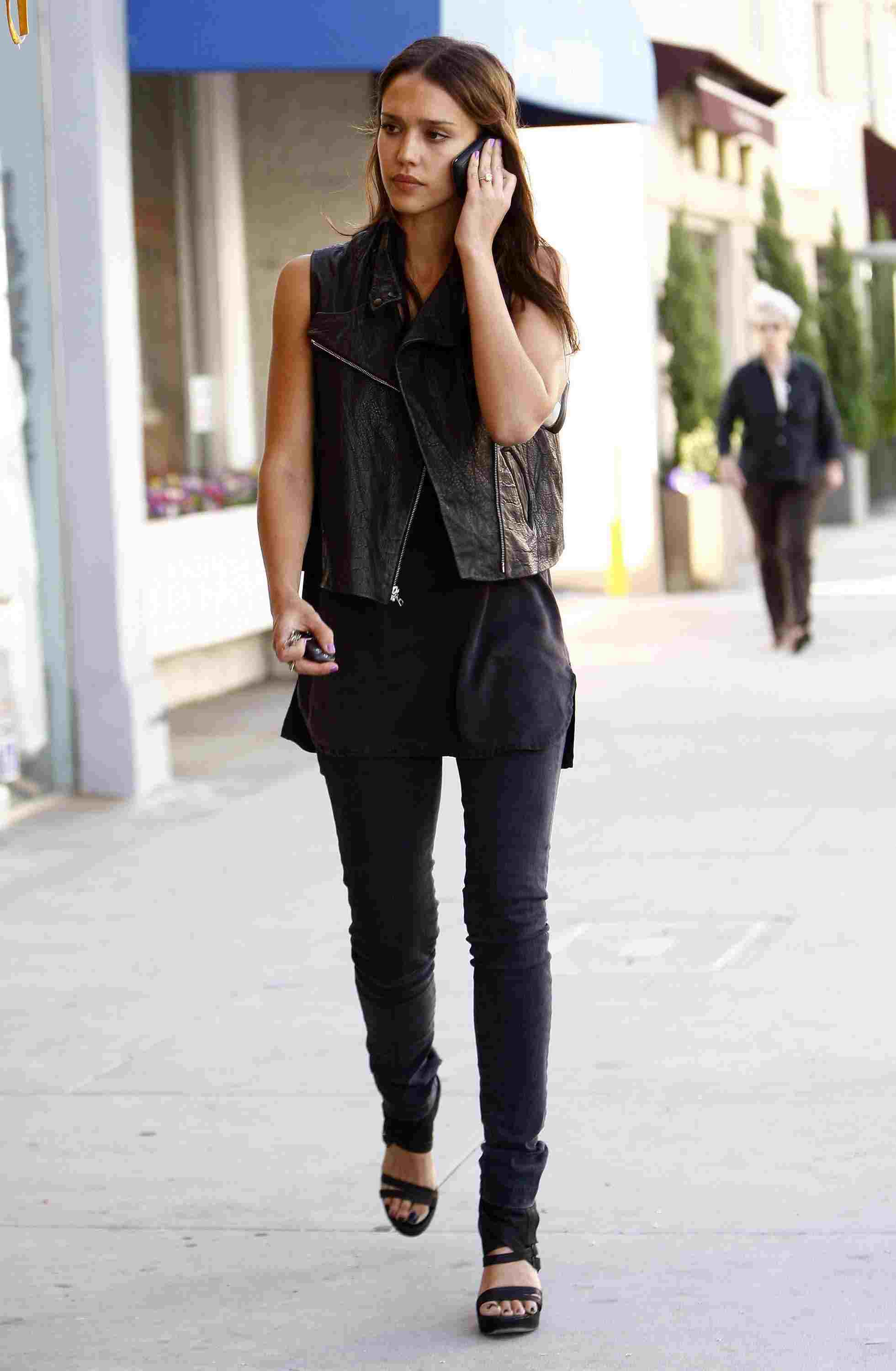 Lederweste kombinieren Jessica Alba Outfits schwarze Skinny Jeans Sandaletten Sommer