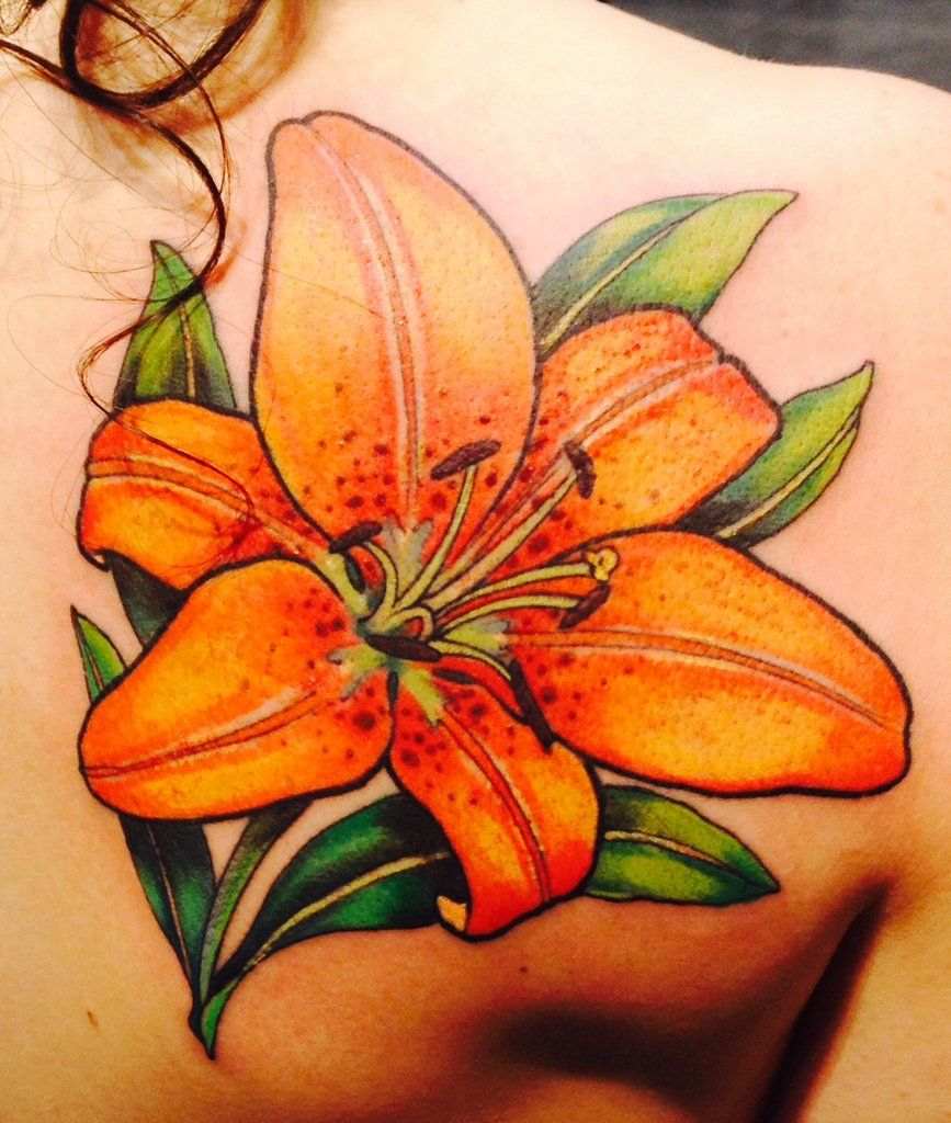 Lilien Blumen Tattoo Rücken Tattoomotive Frauen