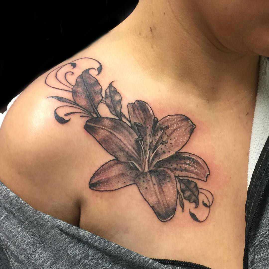 Lilien Blumen Tattoo schwarz weiss Tattoomotiv Schulter Frauen