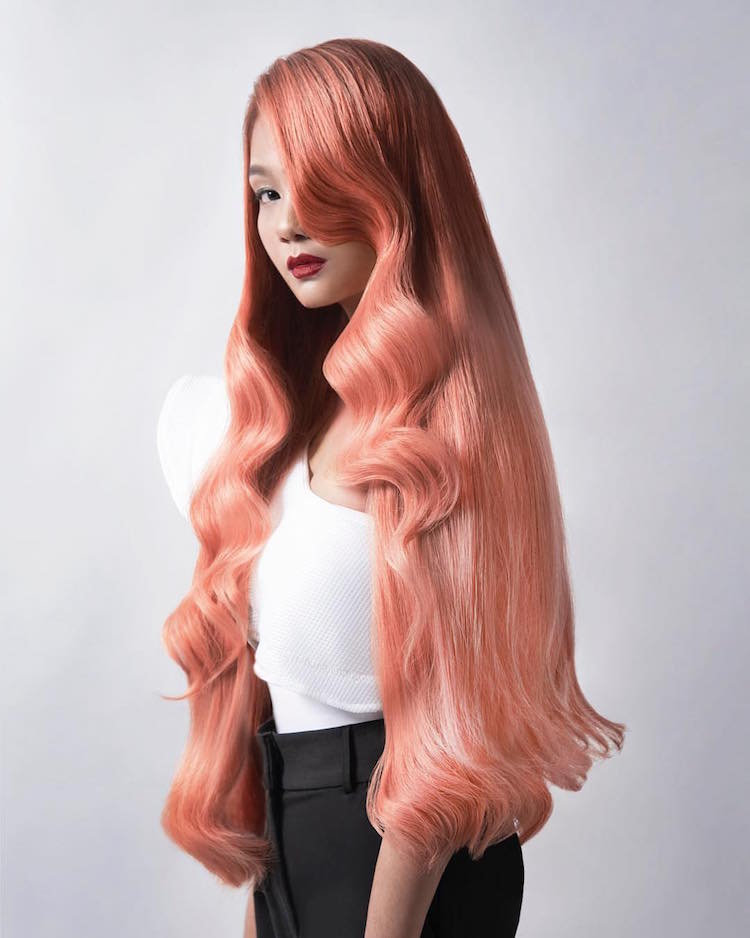 Living Coral Hair Haarfarbe Haartrends Sommer Modetrends lange Haare roter Lippenstift
