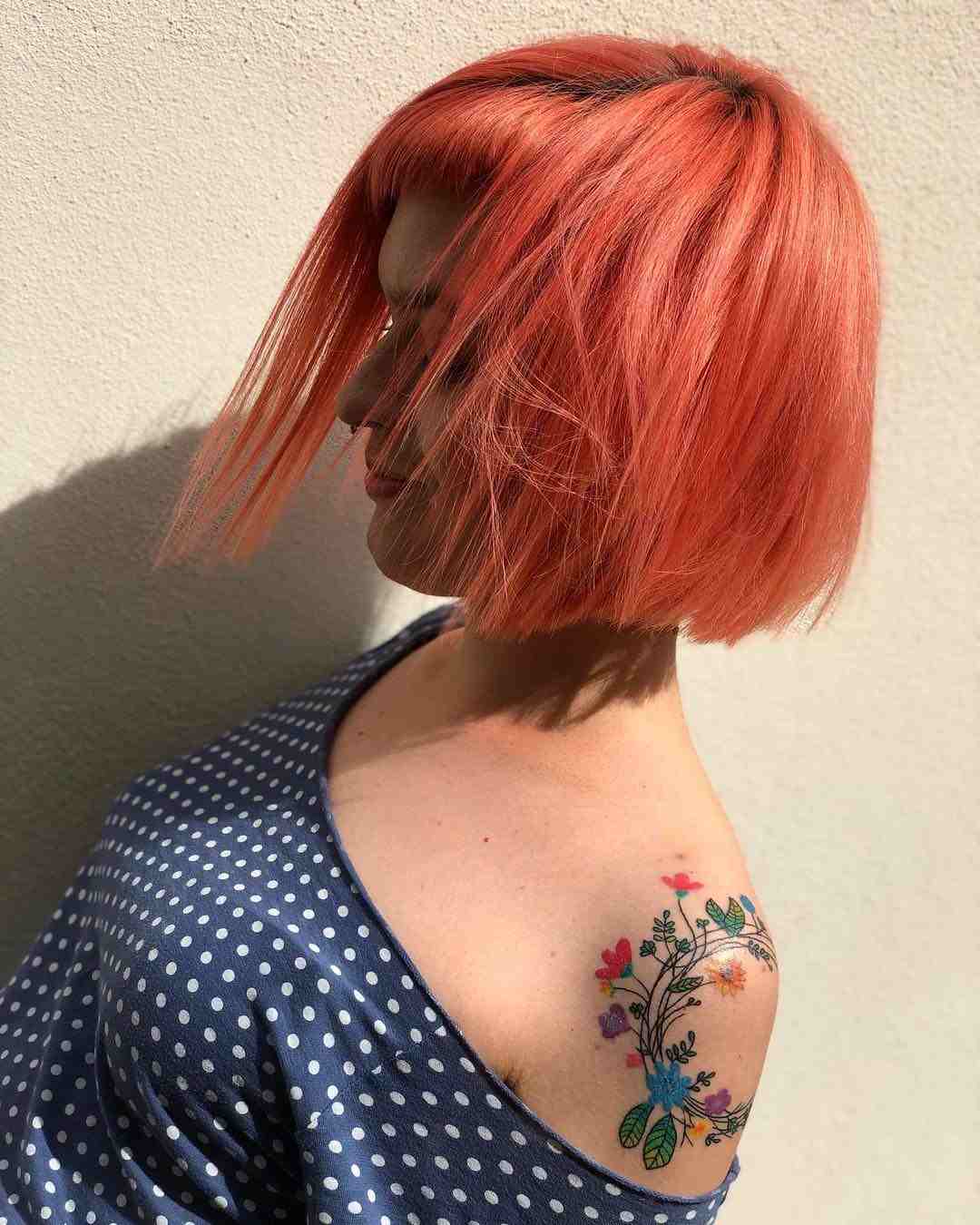 Living Coral Hair Trendfarbe Sommer 2019 kurze Haare Frisuren Frauen Blumen Tattoo