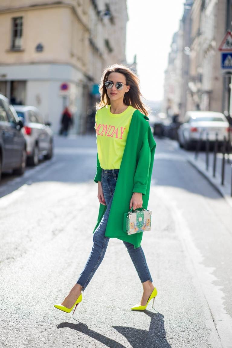 Mantel Neon Trend Farben skinny Jeans Pumps Neongelb Shirt Modetrends 2019