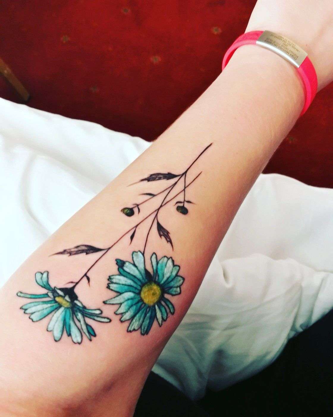 Margeriten Blumen Tattoo Unterarm klein minimalistisch Tattootrends