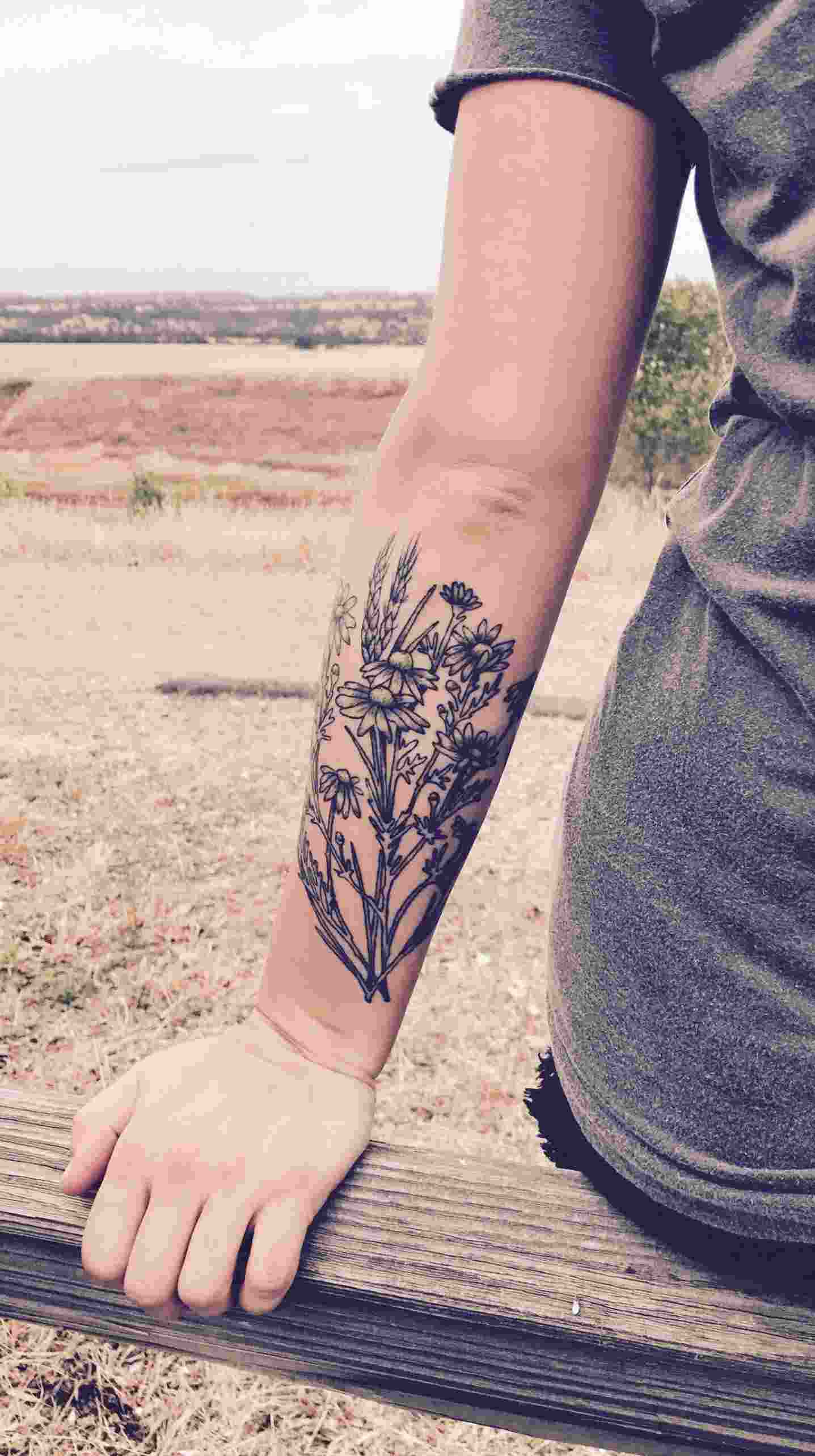 Margeriten Blumen Tattoo minimalistisch Tattootrend