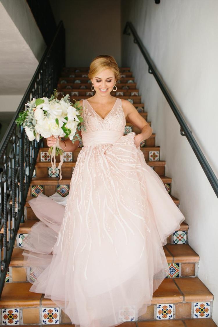 Modernes Hochzeitskleid in Rosa mit Retro-Flair dank Stickereien