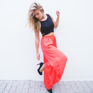 Modetrends für den Sommer 2019 Party Crop Top und Flare Hose