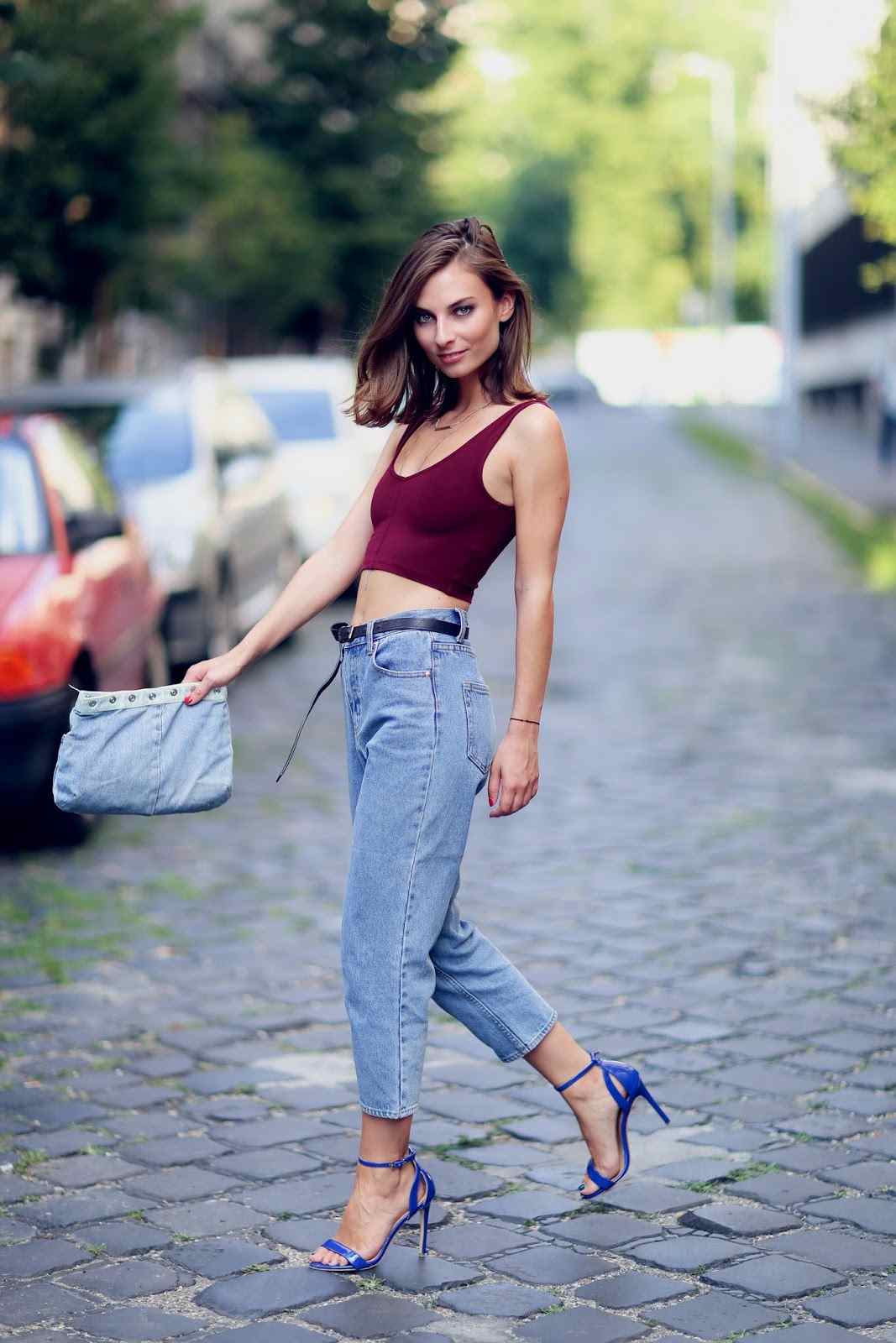 Mom Jeans kombinieren Crop Top Sommer Modetrends 2019 Sandaletten blau