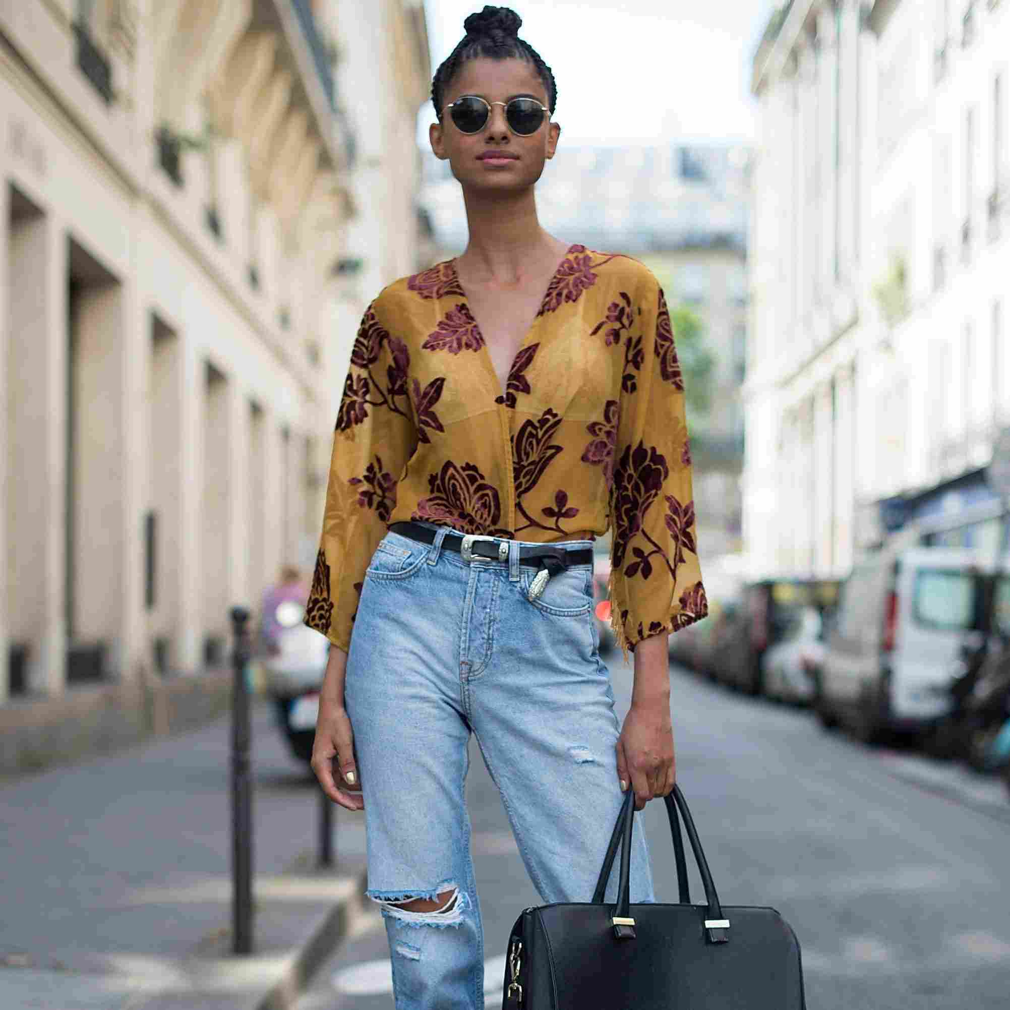 Mom Jeans kombinieren Hemd gelb Blumenmuster Ledertasche Modetrends 2019 Damen