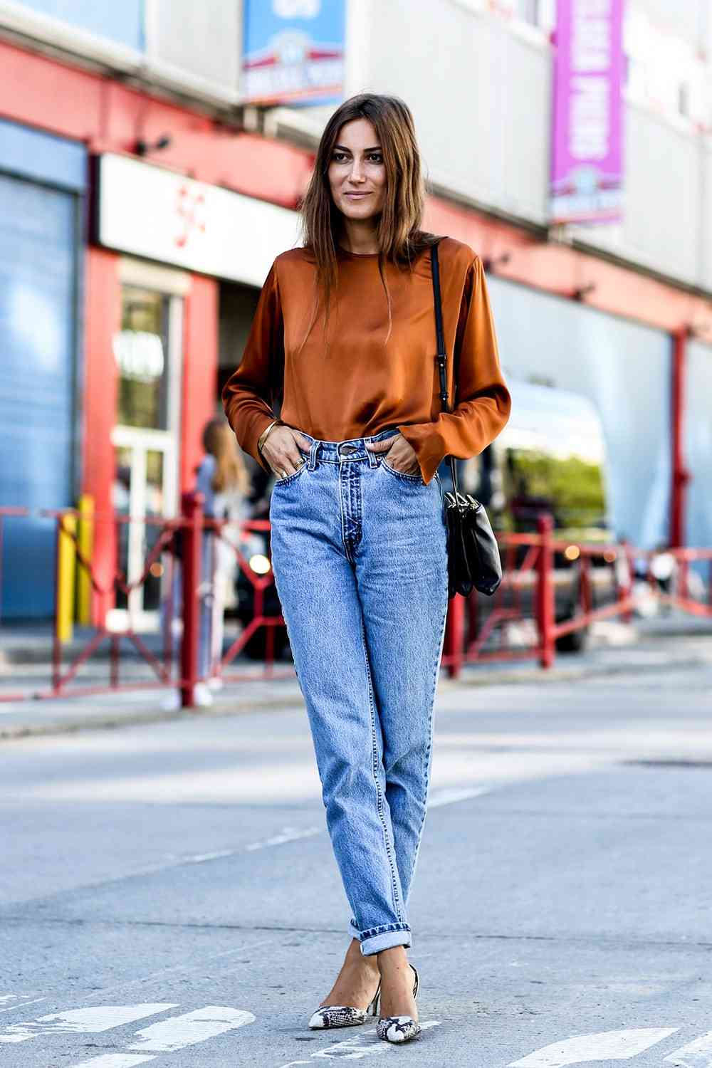 Mom Jeans kombinieren Modetrends 2019 Schlangenmuster Schuhe Hemd