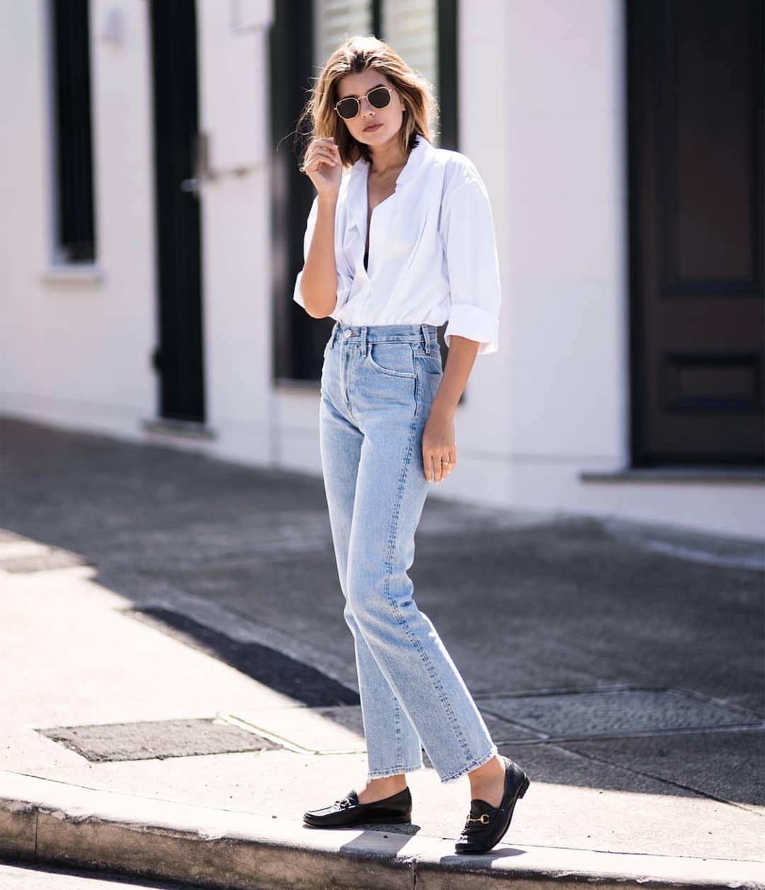 Mom Jeans kombinieren Modetrends Damen weißes Hemd retro Sonnenbrille Mokassins