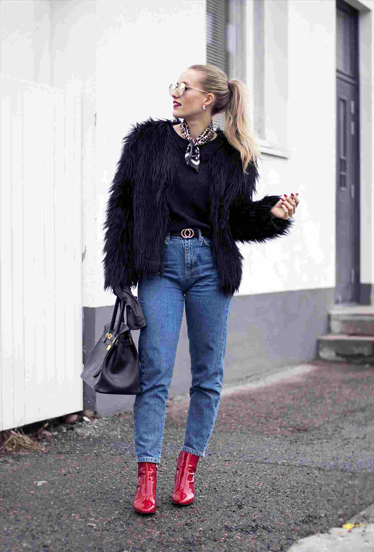 Mom Jeans kombinieren Pelzmantel rote Stiefeletten Modetrends 2019 Winter
