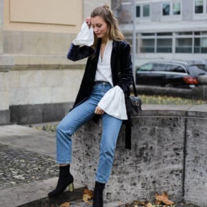 Mom Jeans kombinieren Samtblazer weißes Hemd Stiefeletten neue Modetrends Damen