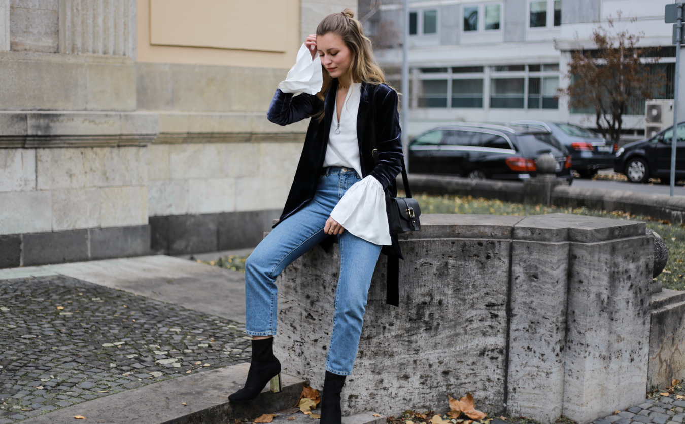 Mom Jeans kombinieren Samtblazer weißes Hemd Stiefeletten neue Modetrends Damen