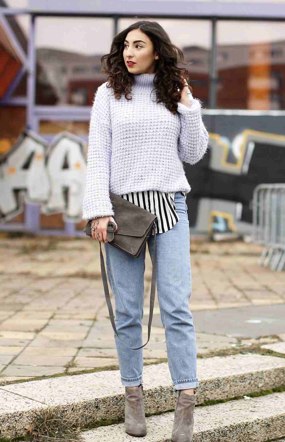 Mom Jeans kombinieren Strickpullover Hemd Wildlederstiefel Modetrends 2019