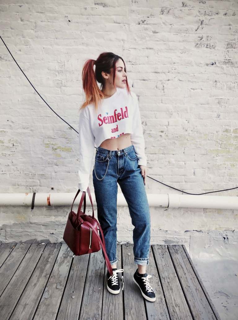 Mom Jeans kombinieren Sweatshirt Converse Sneakers Ledertasche Modetrends 2019