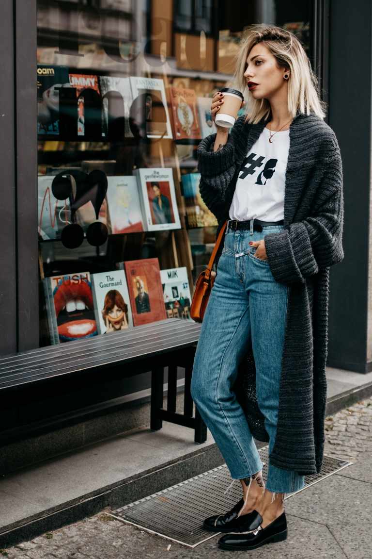 Mom Jeans kombinieren T-Shirt lange Strickjacke Mokassins Blonde Haare Ombre Modetrends 2019 Damen