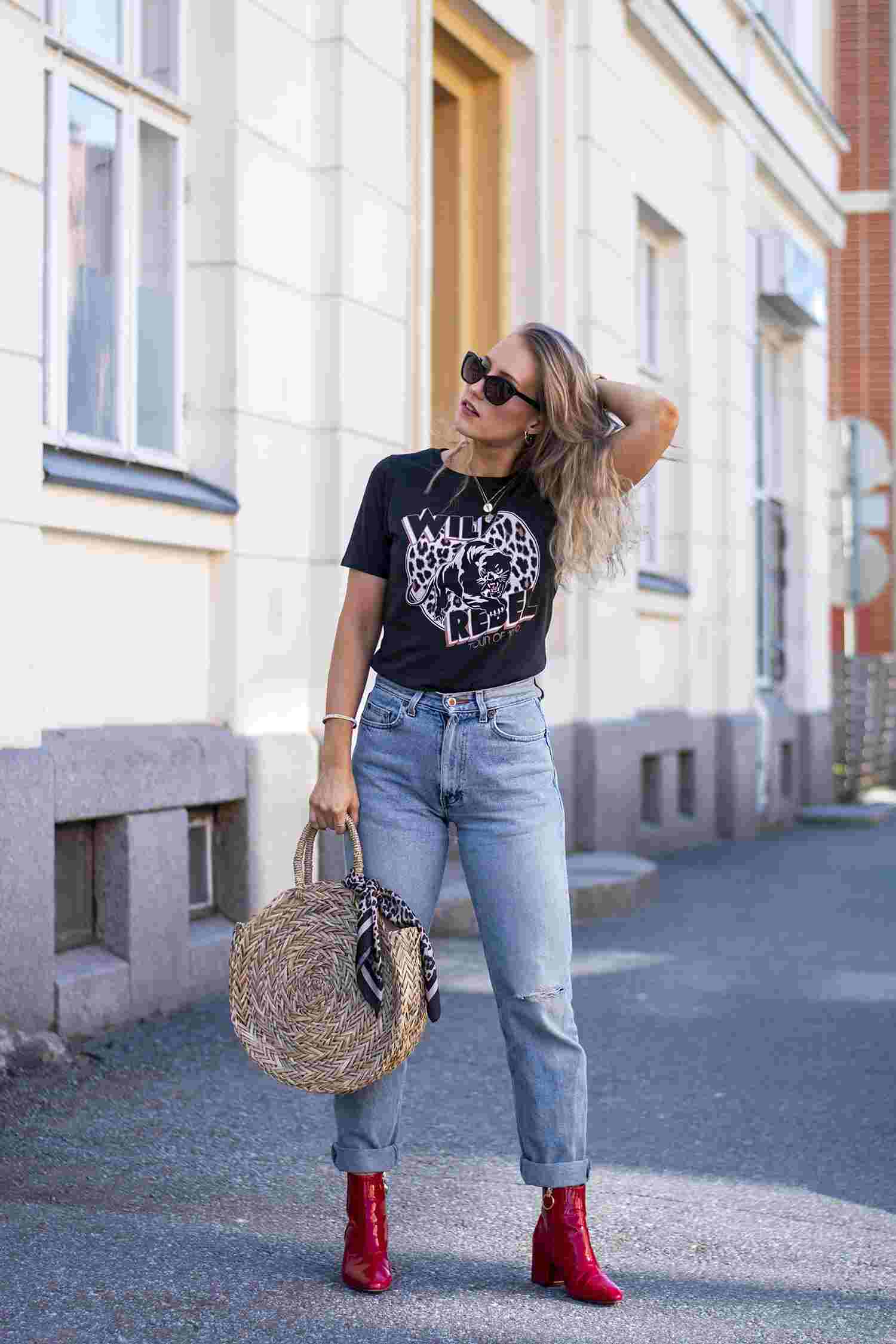 Mom Jeans kombinieren T-Shirt rote Stiefeletten Sommer Modetrends 2019 blonde Haare Balayage