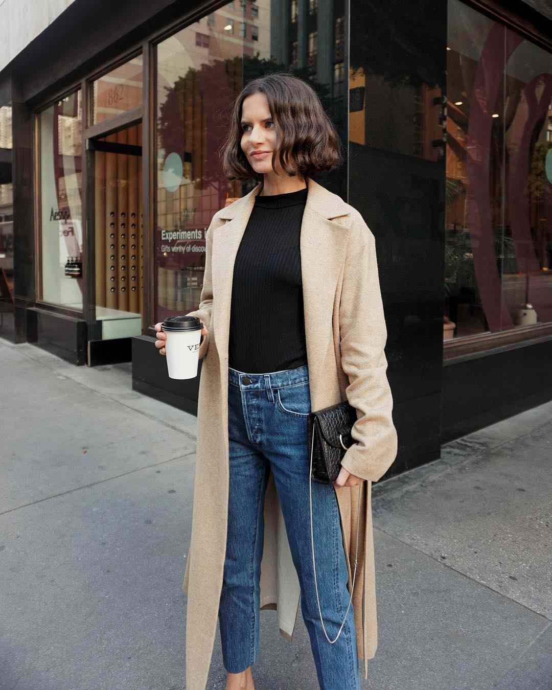 Mom Jeans kombinieren Winter Mantel schwarzes Shirt die letzten Modetrends 2019 Damen