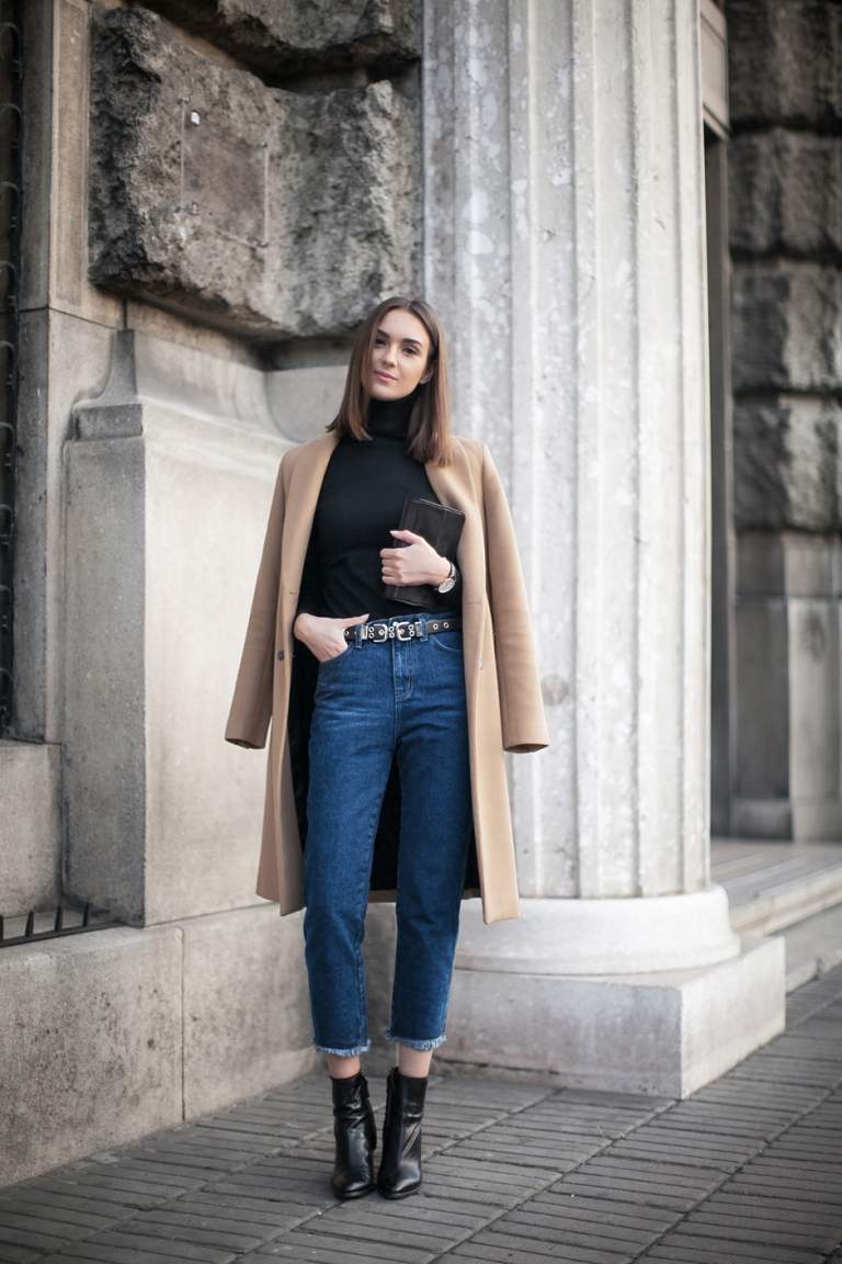 Mom Jeans kombinieren Winter Wollmantel schwarze Stiefeletten neueste Modetrends
