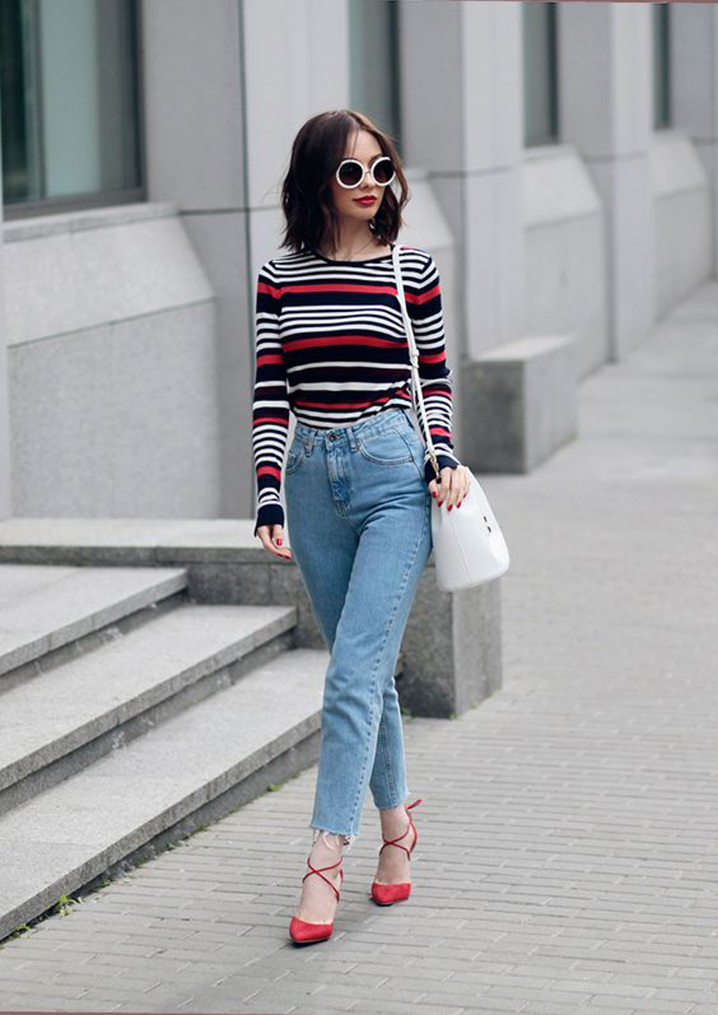 Mom Jeans kombinieren gestreiftes Oberteil rote Schuhe die letzten Modetrends Damen