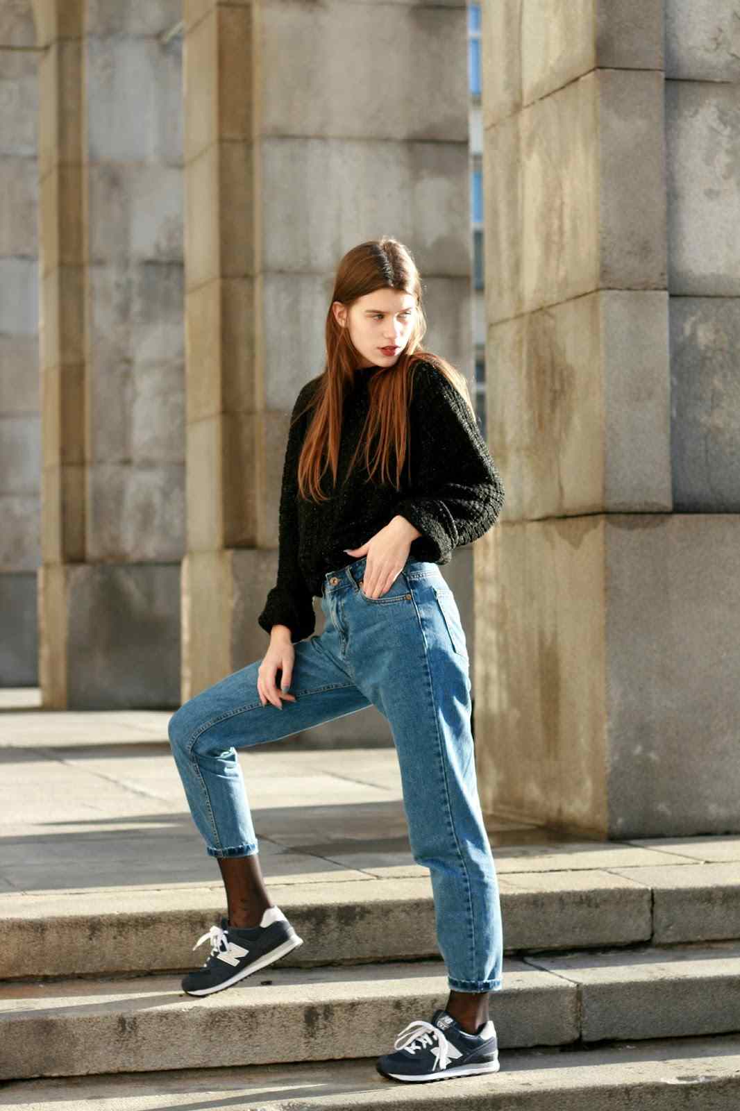 Mom Jeans kombinieren lässig neue Modetrends Sneakers schwarzer Pullover