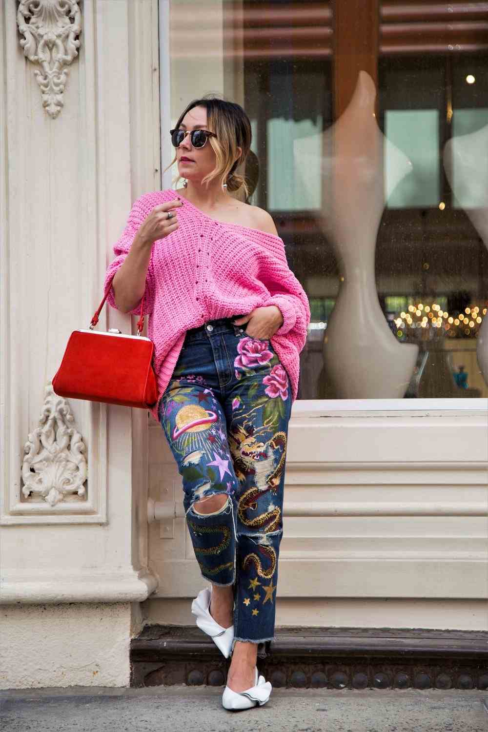 Mom Jeans kombinieren mit Muster rosa Strickpullover Kontrastfarben Modetrends 2019