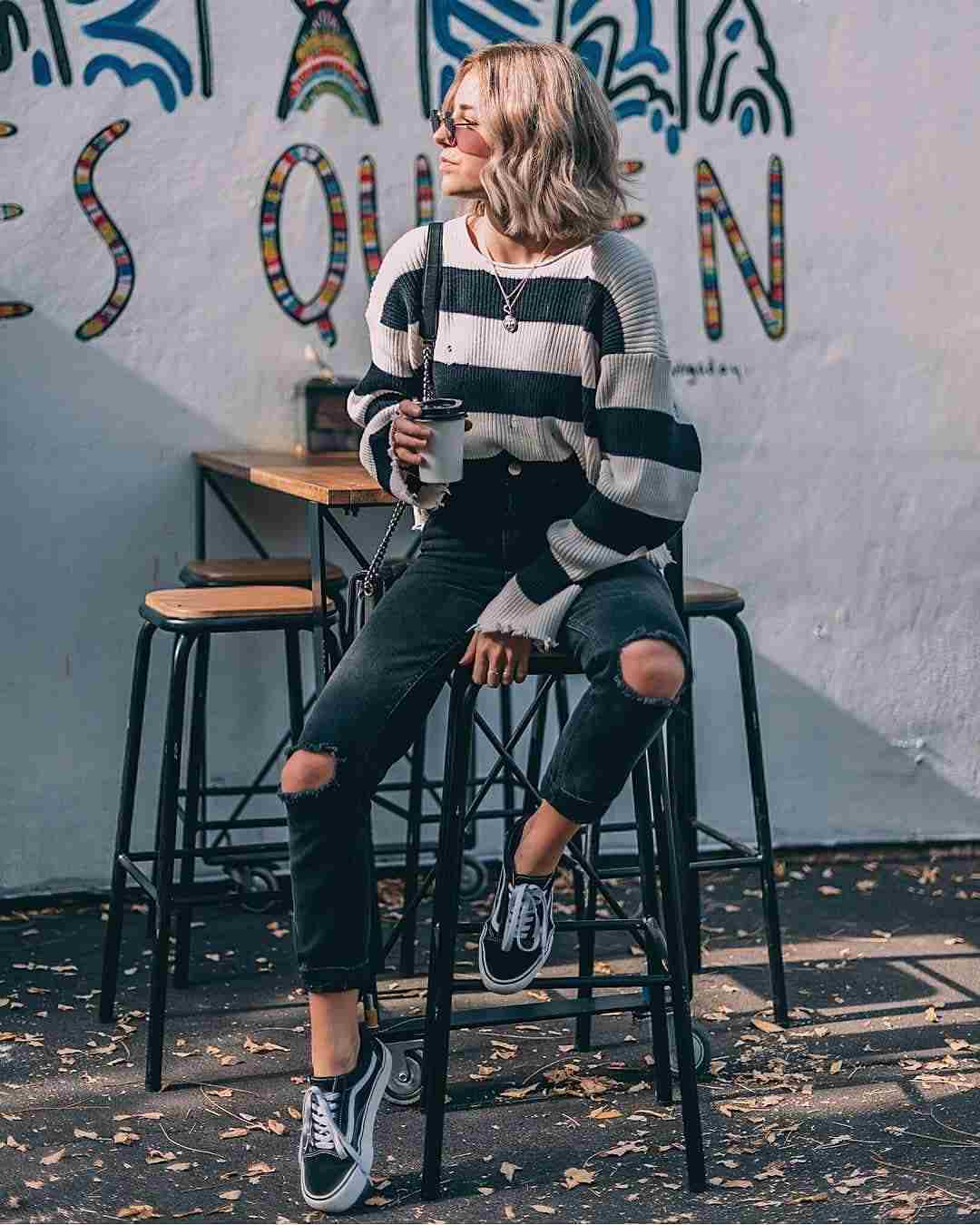 Mom Jeans kombinieren schwarz Strickpullover Oversize Sneakers dunkelblonde Haare Modetrends 2019
