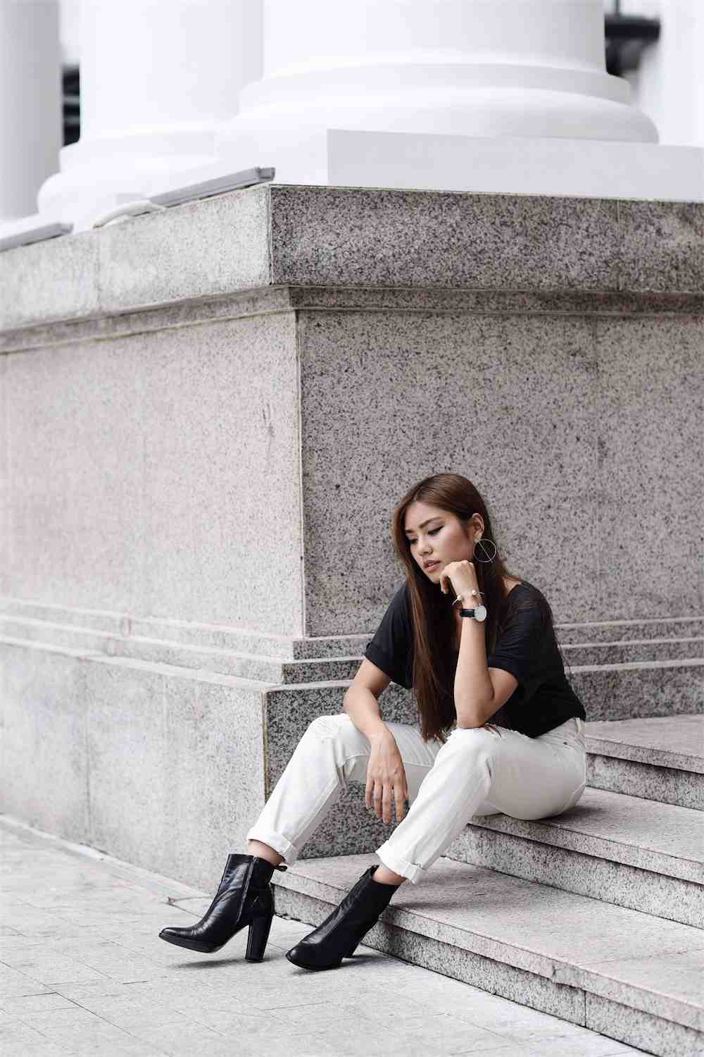 Mom Jeans kombinieren weiß schwarze Stiefeletten Modetrends 2019 Damen