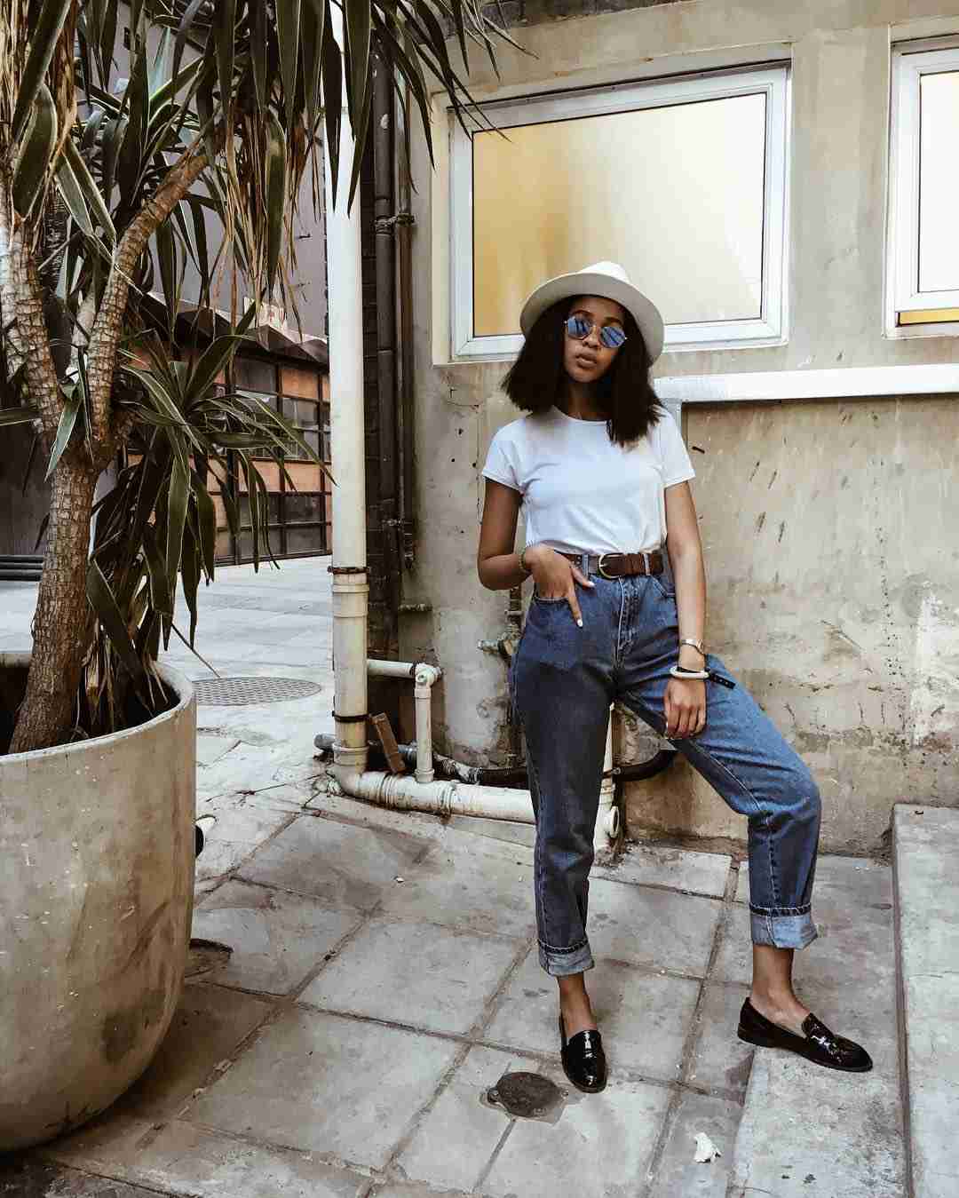 Mom jeans kombinieren Gürtel weißes T-Shirt tragen Ideen neue Modetrends 2019 Damen