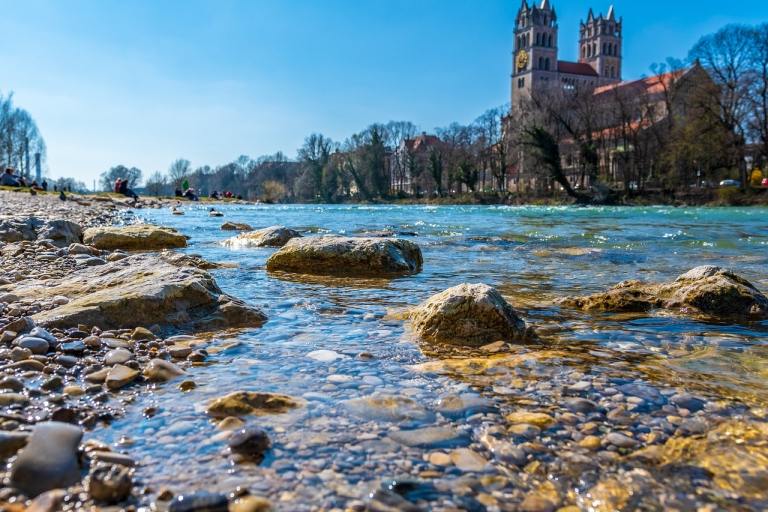 München Fluss Isar an einem sonnigen Tag
