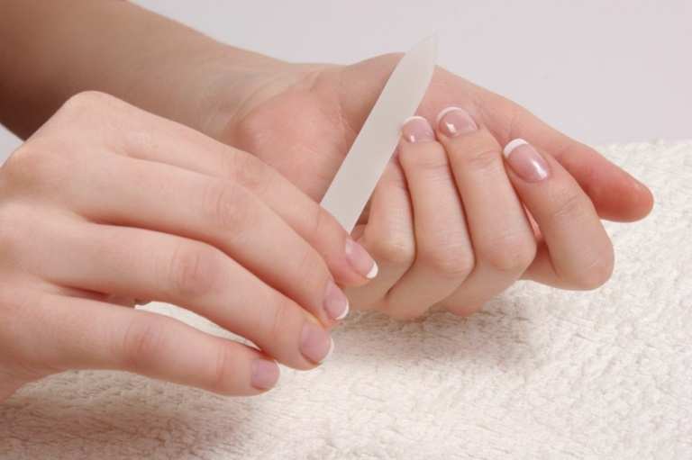 Nagelpflege für formschöne Fingernägel mit einer Feile als Nailart Zubehör