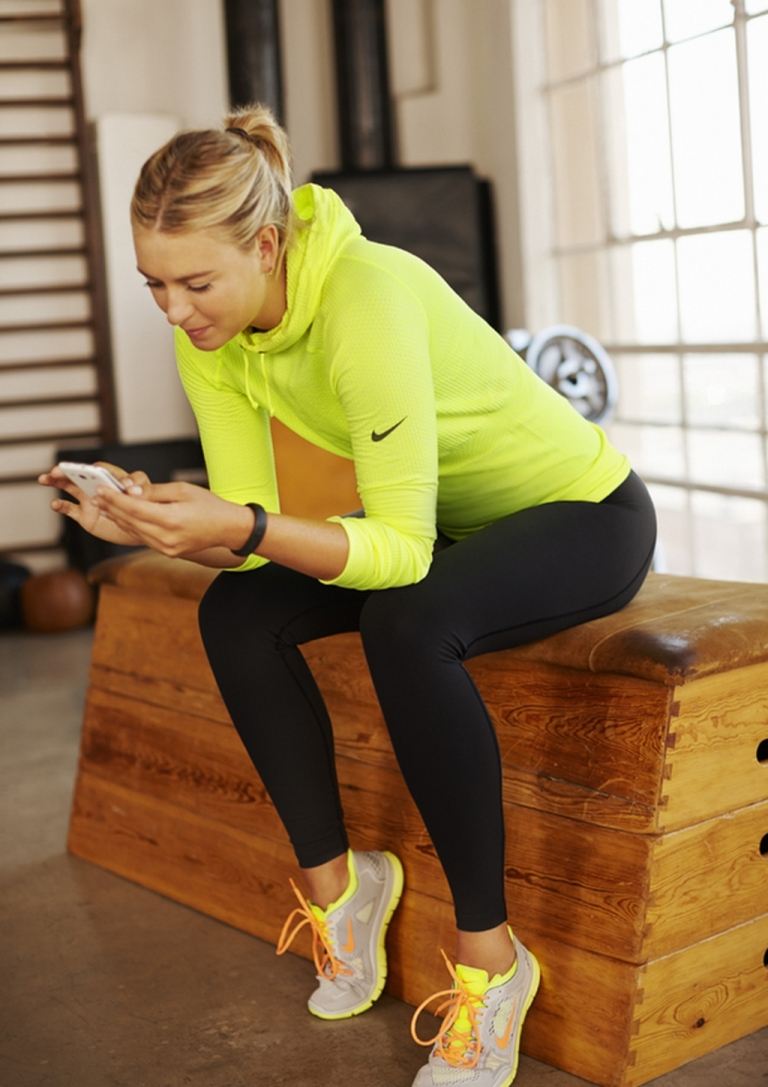 Neon Farben Fitness Outfit Leggings schwarz Sweatshirt Laufsneakers Nike